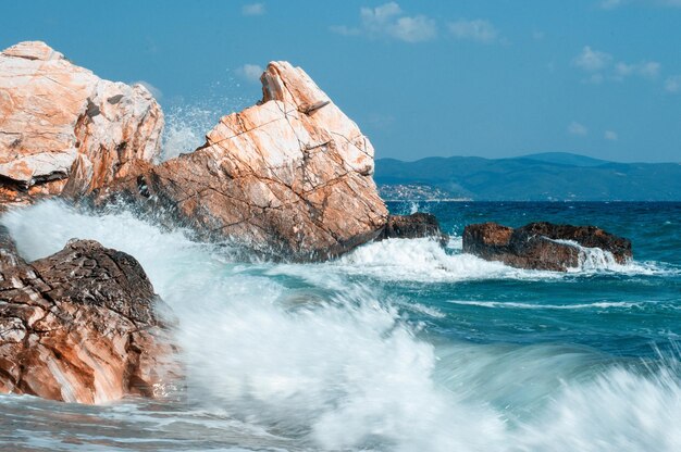 Foto vista panoramica delle rocce in mare contro il cielo