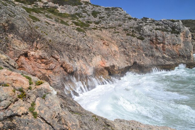 Foto vista panoramica delle rocce in mare