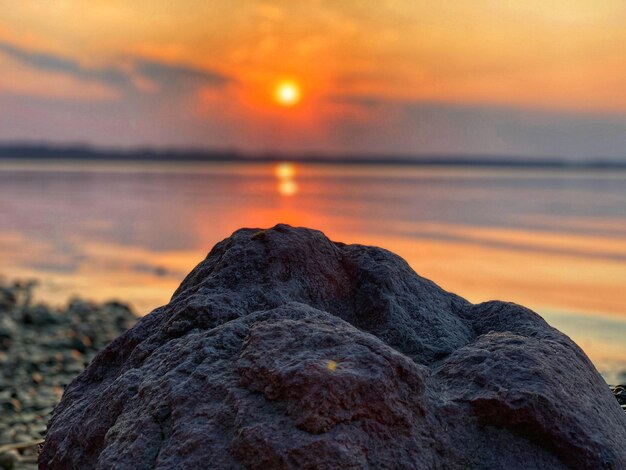 Photo scenic view of rocks at sunset