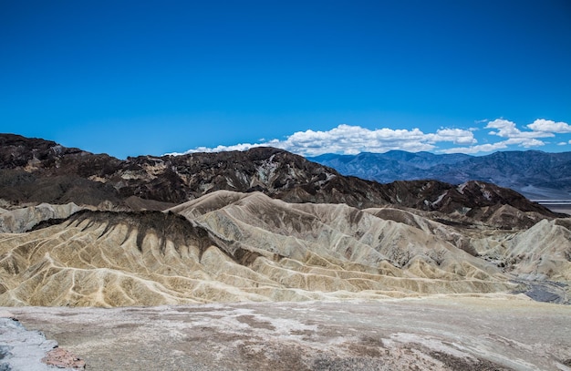 Foto la vista panoramica delle montagne rocciose contro il cielo blu