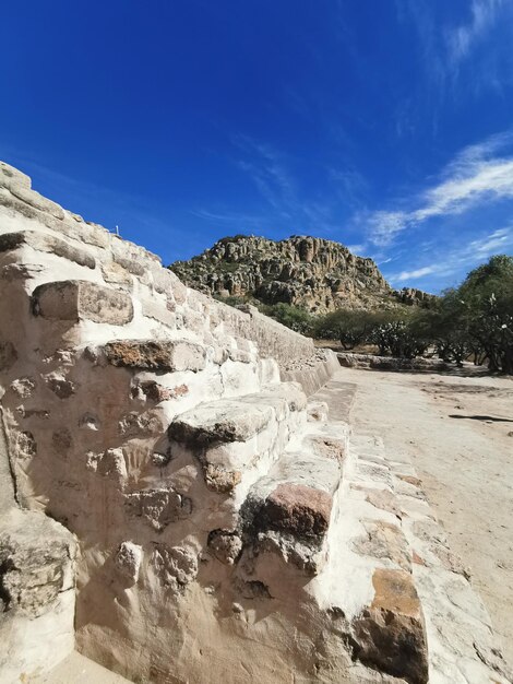 Foto la vista panoramica delle montagne rocciose contro il cielo blu