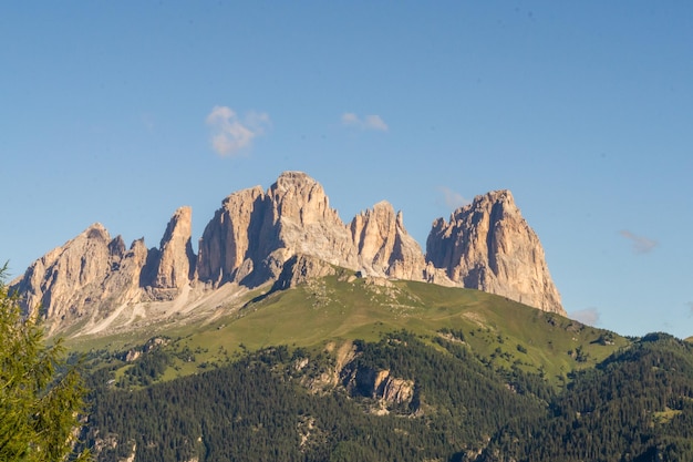 Foto la vista panoramica delle montagne rocciose contro un cielo limpido