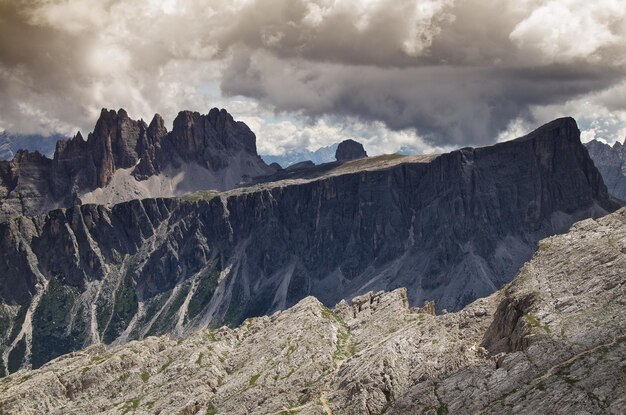 Photo scenic view of rocky mountains against cloudy sky