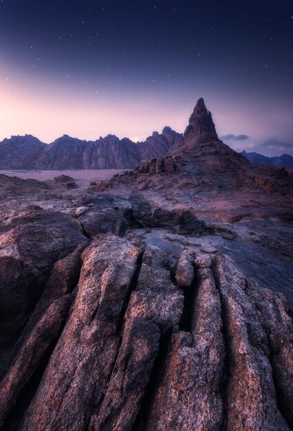 夜空を背景に岩石の山々を眺める景色