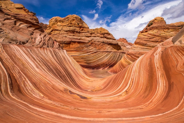 Photo scenic view of rocky mountains against sky on sunny day at coyote buttes