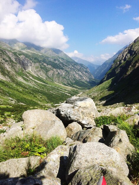 Foto la vista panoramica delle montagne rocciose contro il cielo