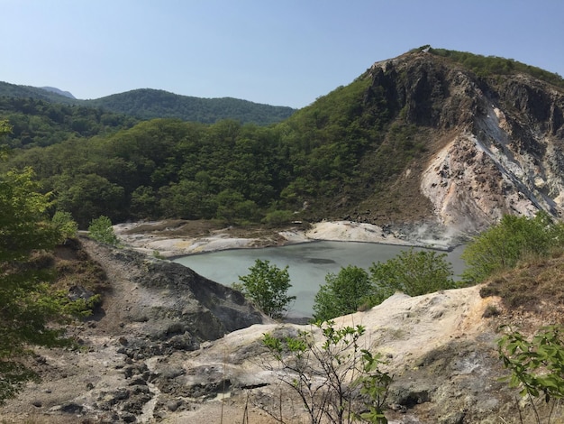 空の背景にある岩石の山の景色