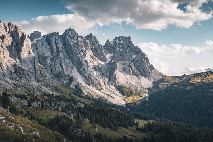Фотография красивый вид на скалистые горы на фоне неба