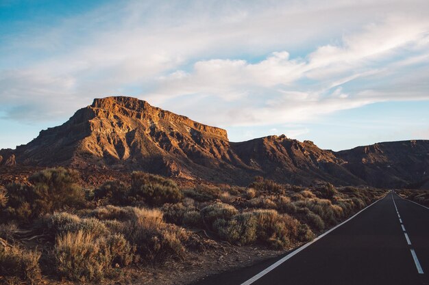 Photo scenic view of rocky mountains against sky