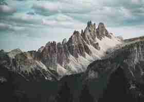 Photo scenic view of rocky mountains against sky