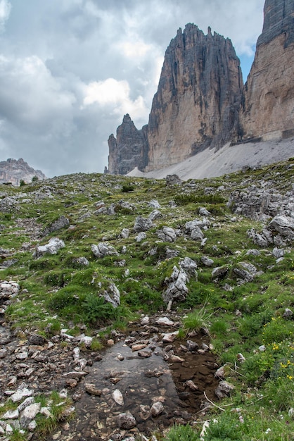 Vista panoramica delle montagne rocciose contro il cielo