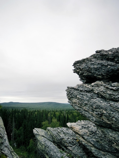 Photo scenic view of rocky mountains against sky