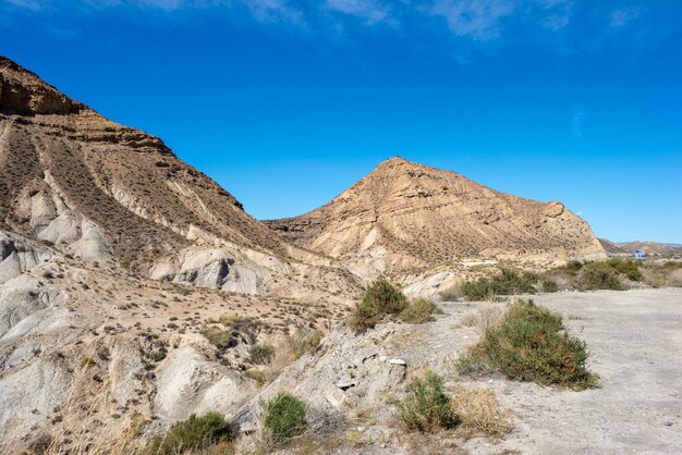 Foto la vista panoramica delle montagne rocciose contro il cielo