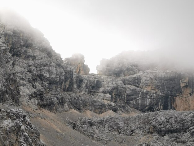 Foto vista panoramica delle montagne rocciose contro il cielo