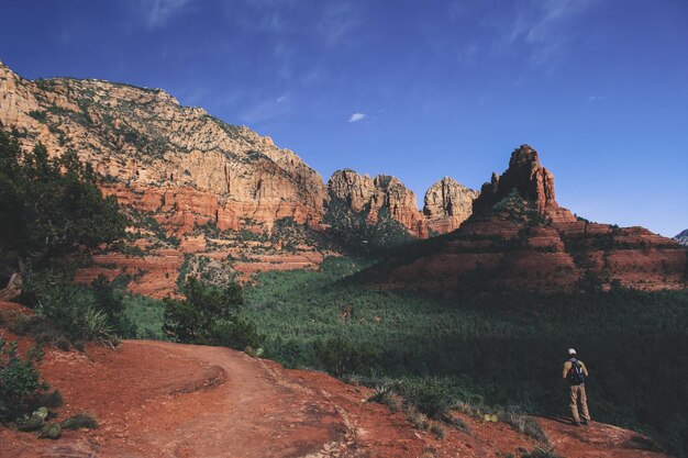 Photo scenic view of rocky mountains against sky