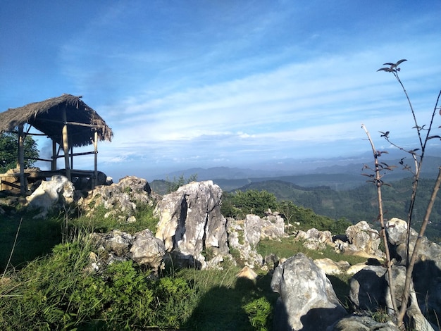 Foto la vista panoramica delle montagne rocciose contro il cielo