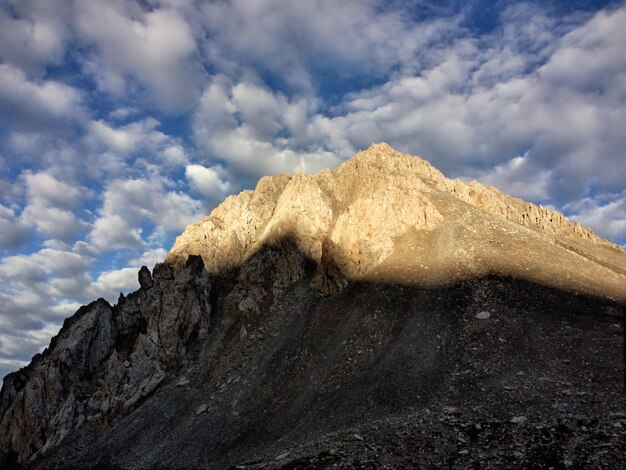 空の背景にある岩石の山の景色