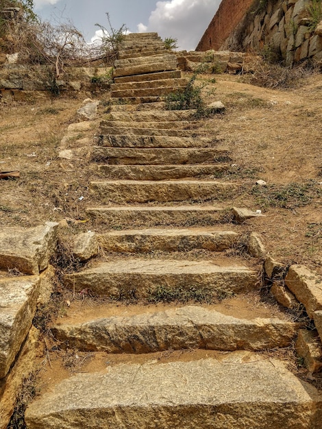 Foto la vista panoramica delle montagne rocciose contro il cielo