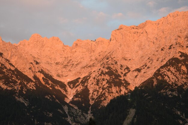 Photo scenic view of rocky mountains against sky