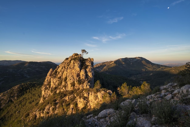 Foto la vista panoramica delle montagne rocciose contro il cielo