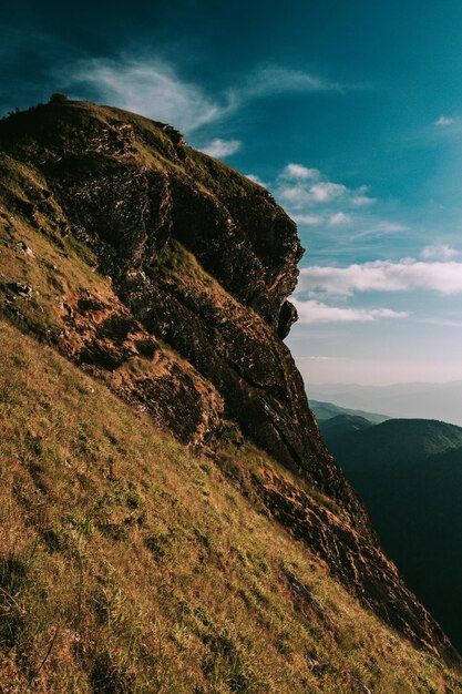 Photo scenic view of rocky mountains against sky