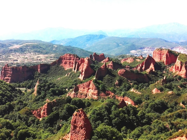 Photo scenic view of rocky mountains at las medulas