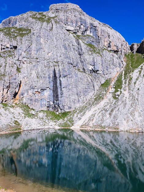 Foto vista panoramica delle montagne rocciose con il lago contro il cielo