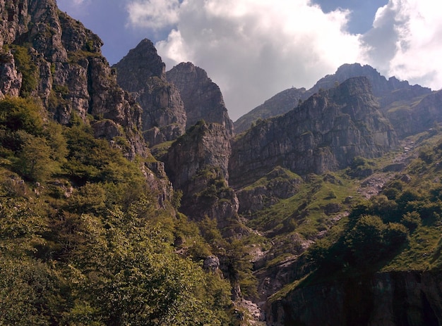 岩石 の 山 の 景色