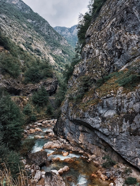 Foto la vista panoramica delle montagne rocciose