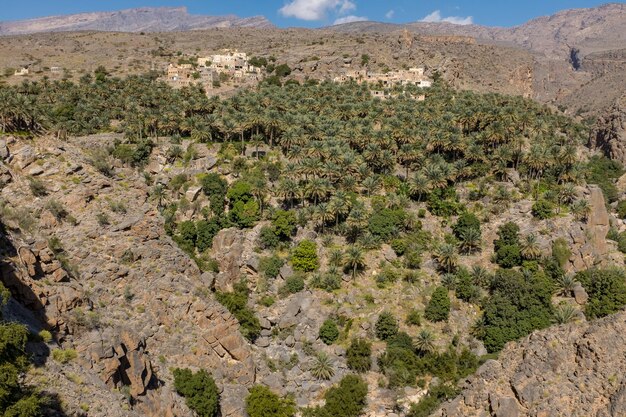 Foto la vista panoramica delle montagne rocciose