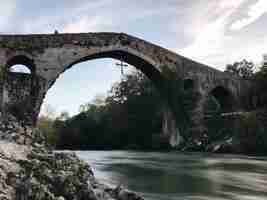 Photo scenic view of the roman bridge on the sella river in cangas de onis spain