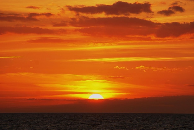 海上のロマンチックな夕日空の景色