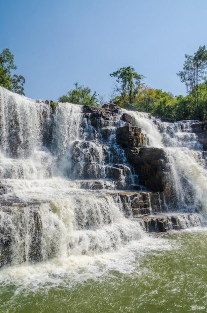 Photo scenic view of saala waterfall against sky guinea west africa