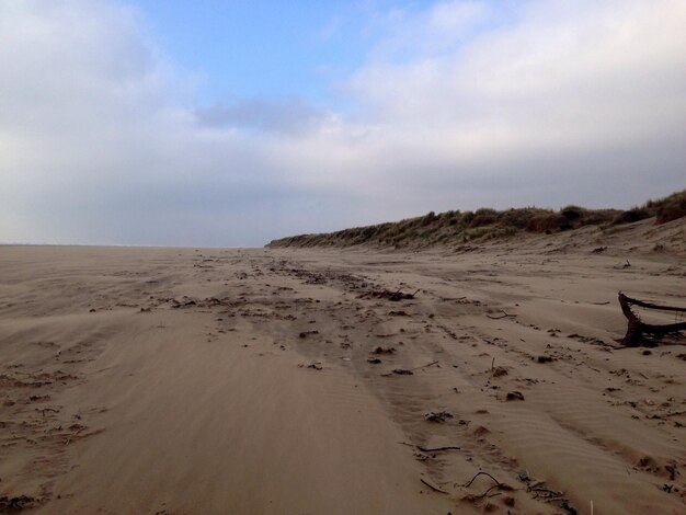 Foto la vista panoramica delle dune di sabbia contro il cielo