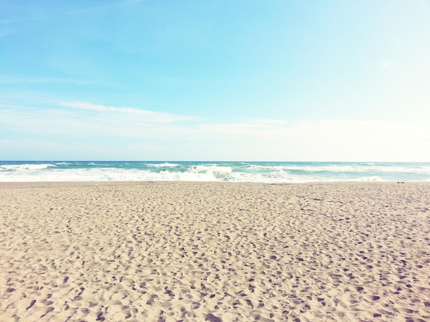 Foto vista panoramica della spiaggia di sabbia contro il cielo blu