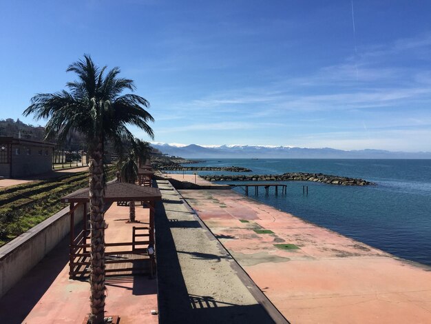 Foto vista panoramica del mare sul cielo blu