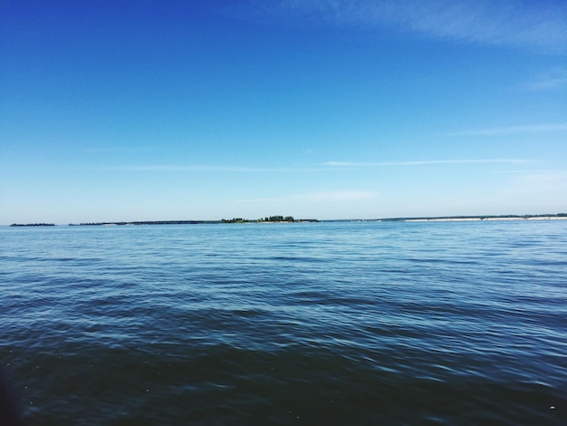 Красивый вид на море на фоне голубого неба