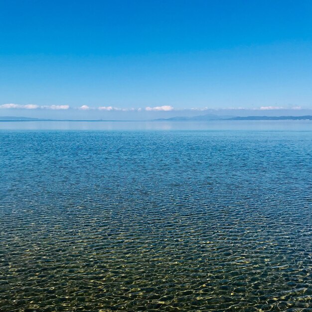 Foto la vista panoramica del mare sul cielo blu