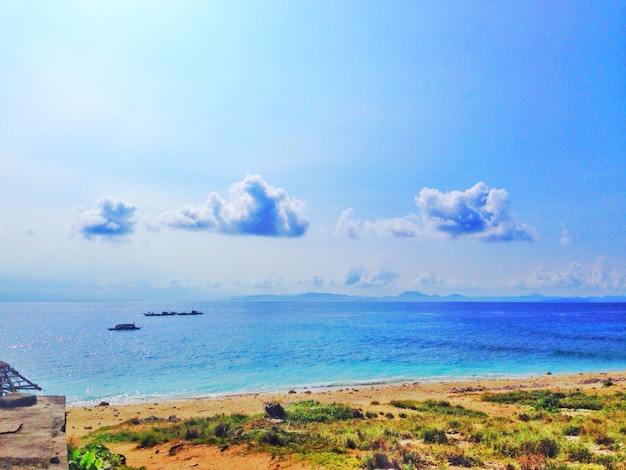 青い空に照らされた海の景色