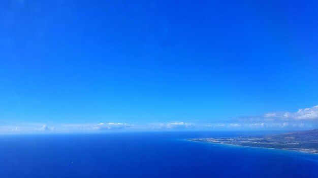 Foto la vista panoramica del mare sul cielo blu