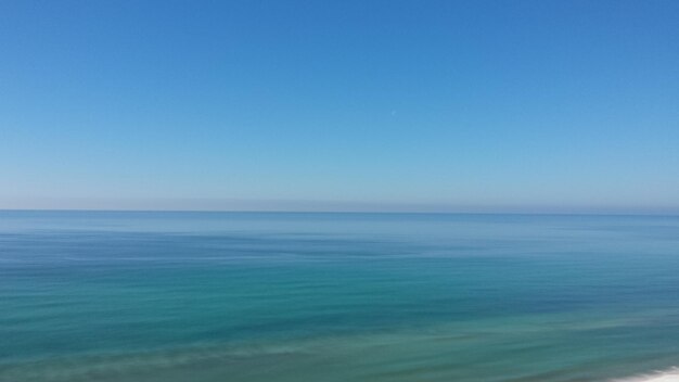 Foto la vista panoramica del mare sul cielo blu