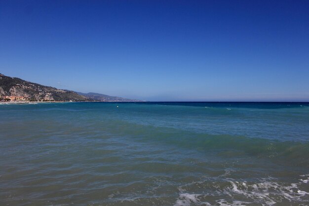Foto la vista panoramica del mare sul cielo blu