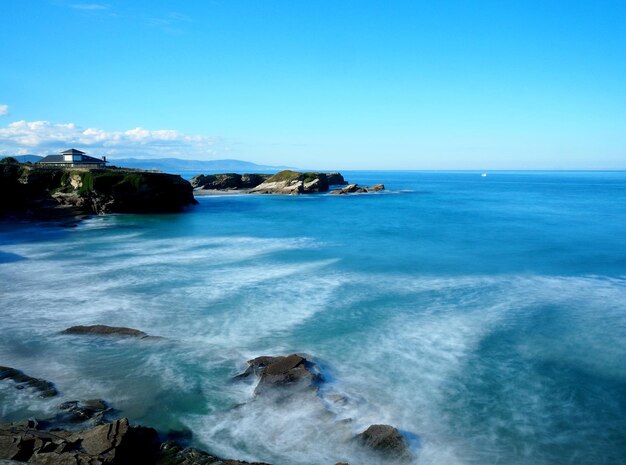 Photo scenic view of sea against blue sky