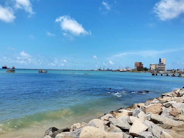 Foto la vista panoramica del mare sul cielo blu