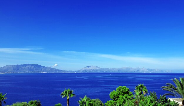 Photo scenic view of sea against blue sky