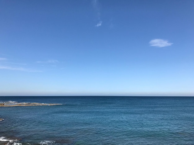青い空を背景に海の美しい景色