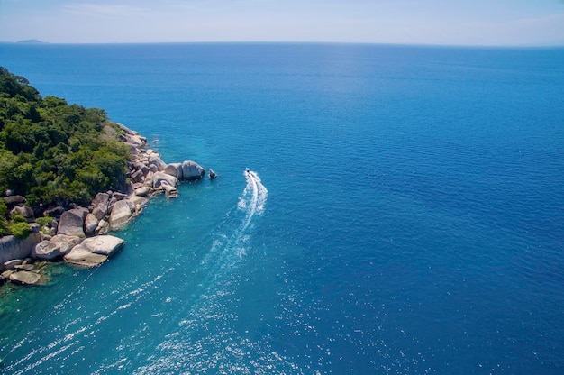 Красивый вид на море на фоне голубого неба