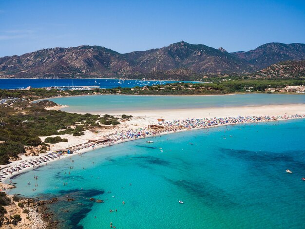 Foto la vista panoramica del mare sul cielo blu