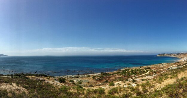 Foto la vista panoramica del mare sul cielo blu