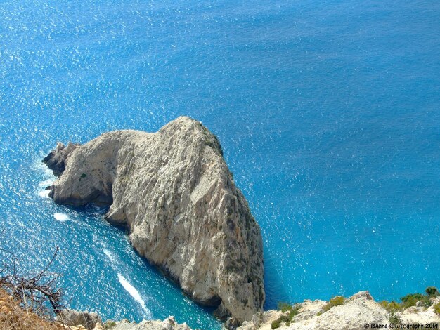 Foto la vista panoramica del mare sul cielo blu